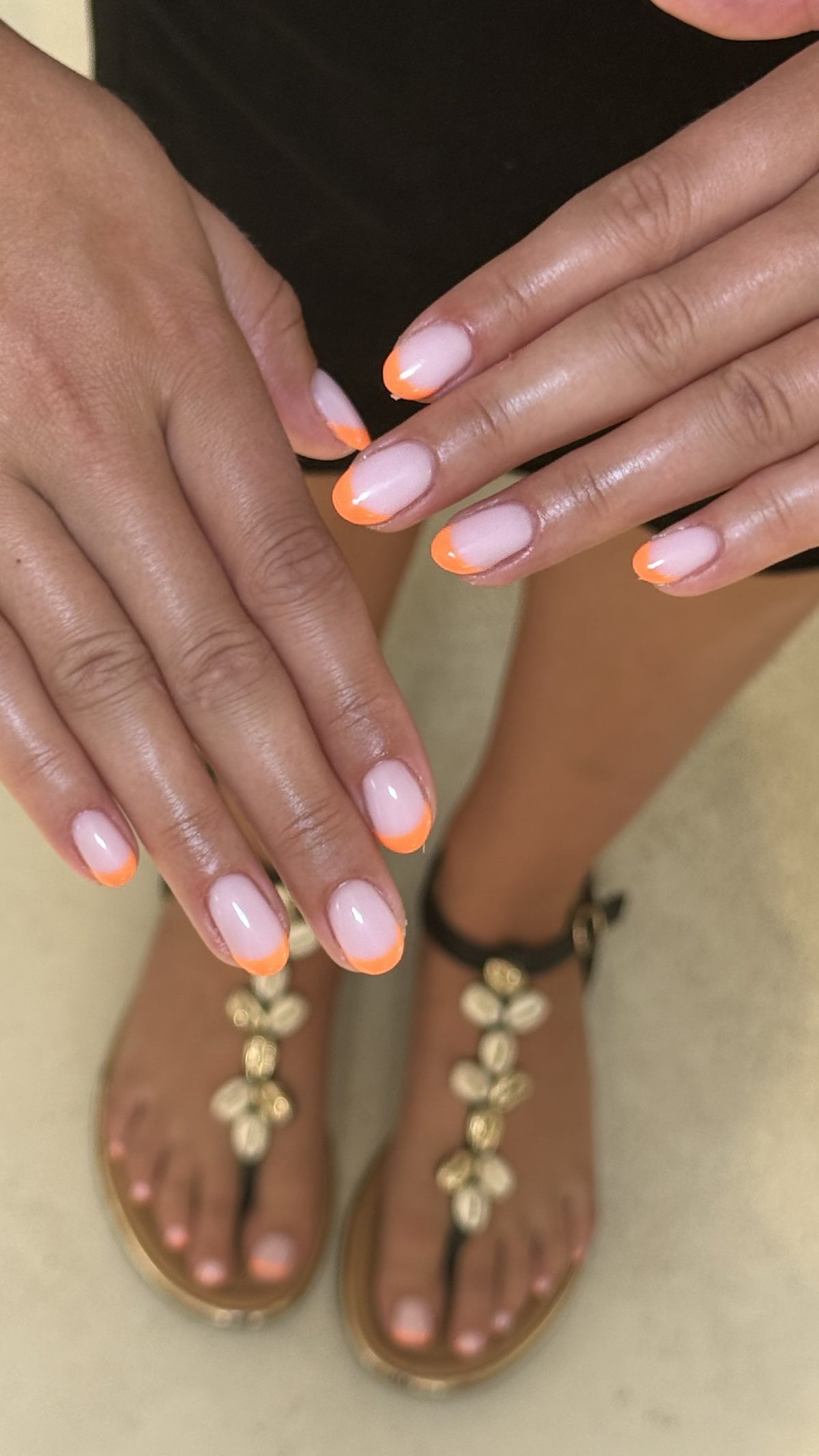 Oranje French op handen en tenen, met sandalen